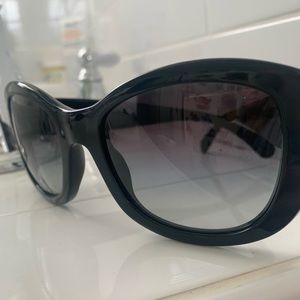 Sublime Chanel Sunglasses! Like new condition and case included!
